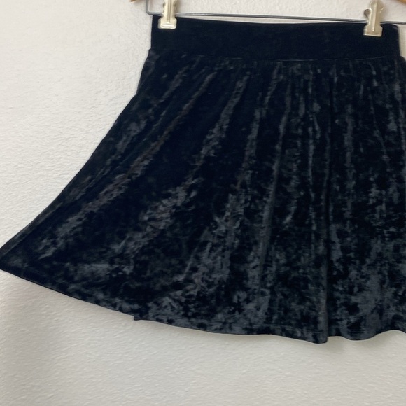 L’amour Nanette Lepore Black Crushed Velvet Skater Skirt Size Small - Picture 2 of 6